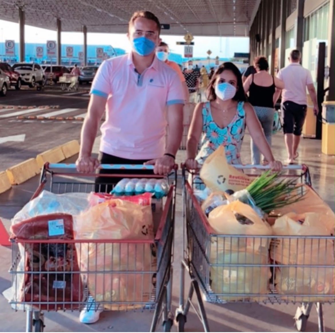 Fundadores do Lucre Food durante a pandemia, com carrinhos de compras para o delivery